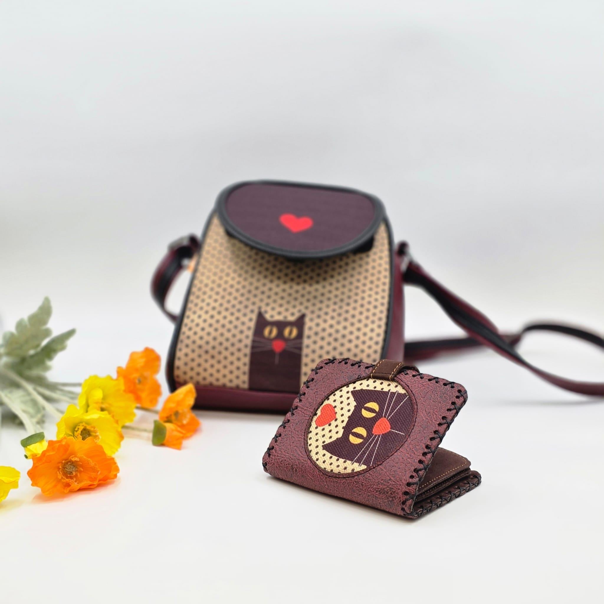 Kedi Aşkı Figürlü Küçük Postacı Çanta Bordo ve Küçük Cüzdan Bordo Kombin