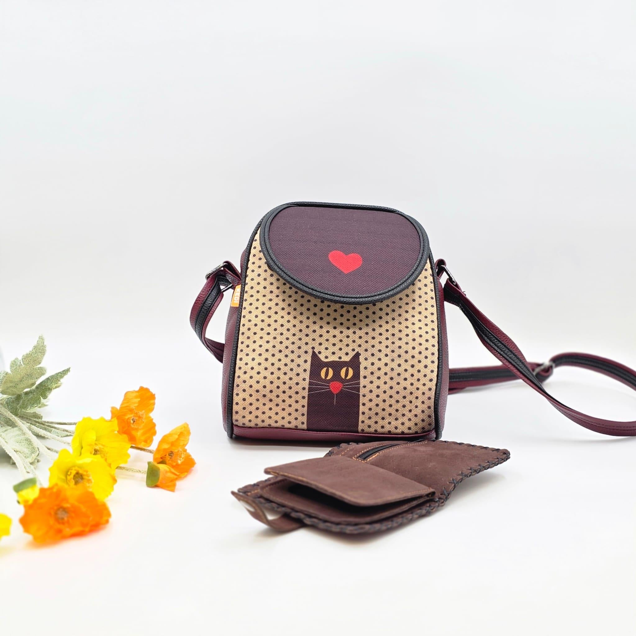 Kedi Aşkı Figürlü Küçük Postacı Çanta Bordo ve Küçük Cüzdan Bordo Kombin