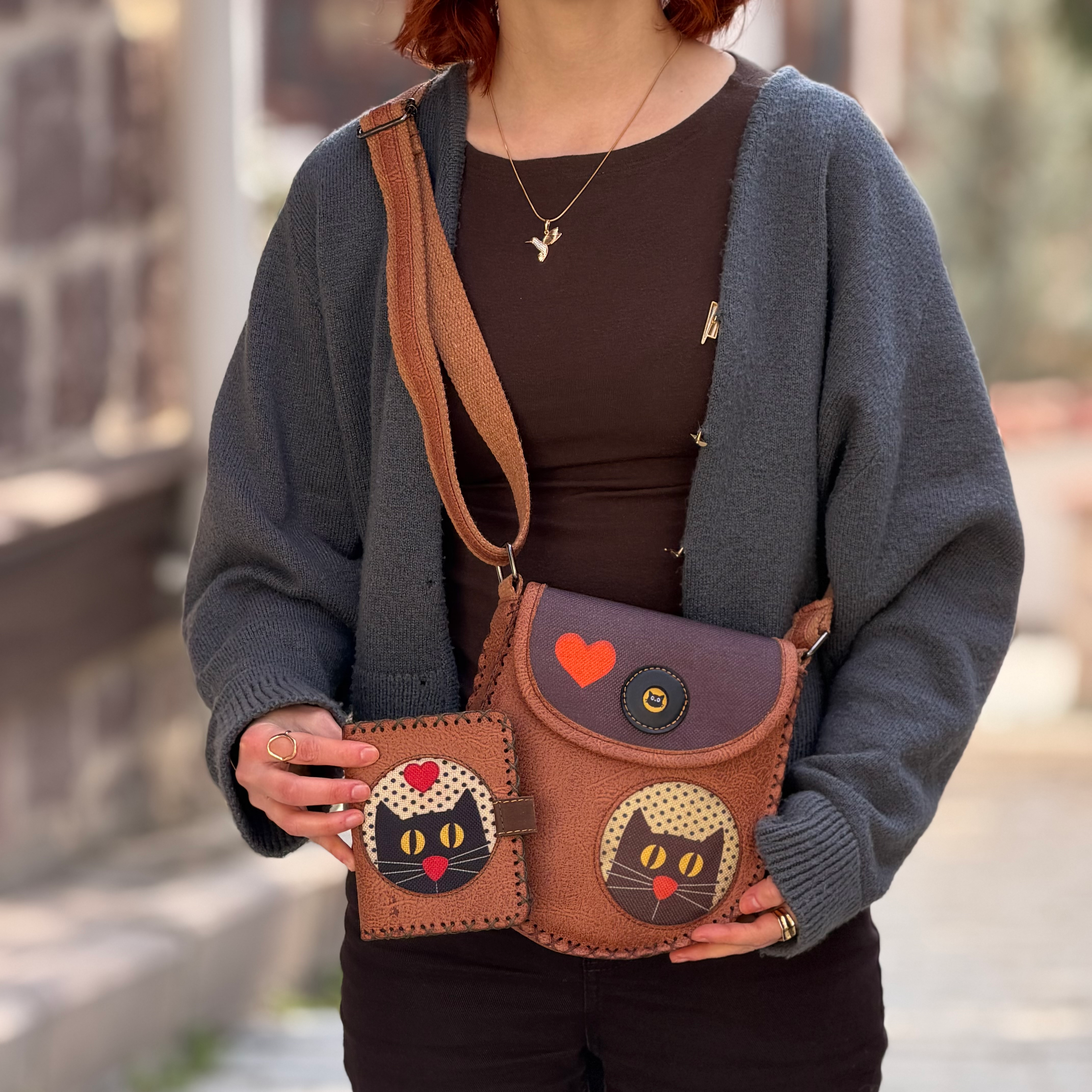 Kedi Aşkı Figurlu Tasarımlı Capraz Örgulu Kol Cantası ve Cuzdan Kombin – Taba