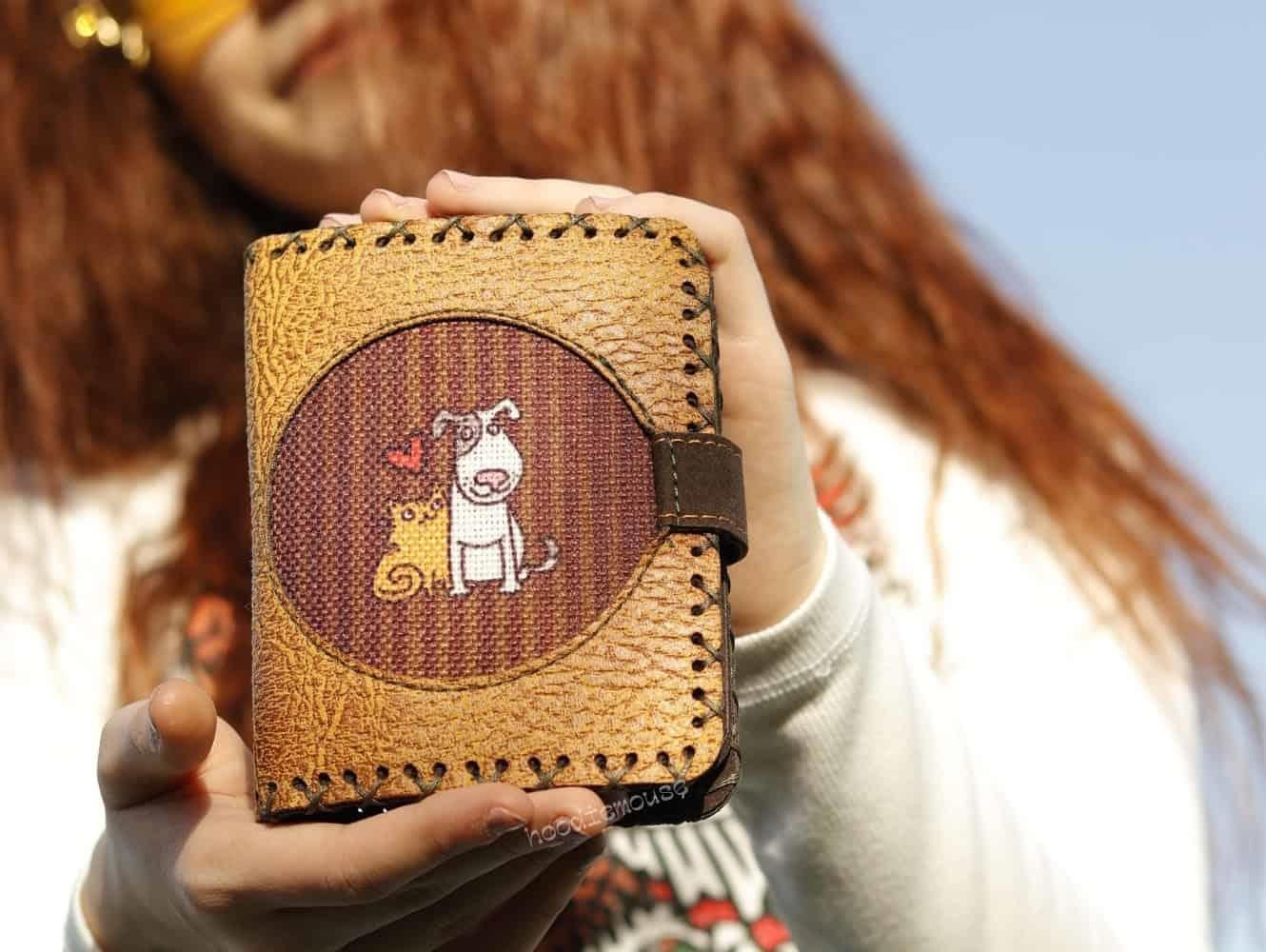 Kedi Ve Köpek Figürlü Küçük Postacı Çanta ve Küçük Cüzdan Kombin (Çanta Kahve, Cüzdan Hardal)