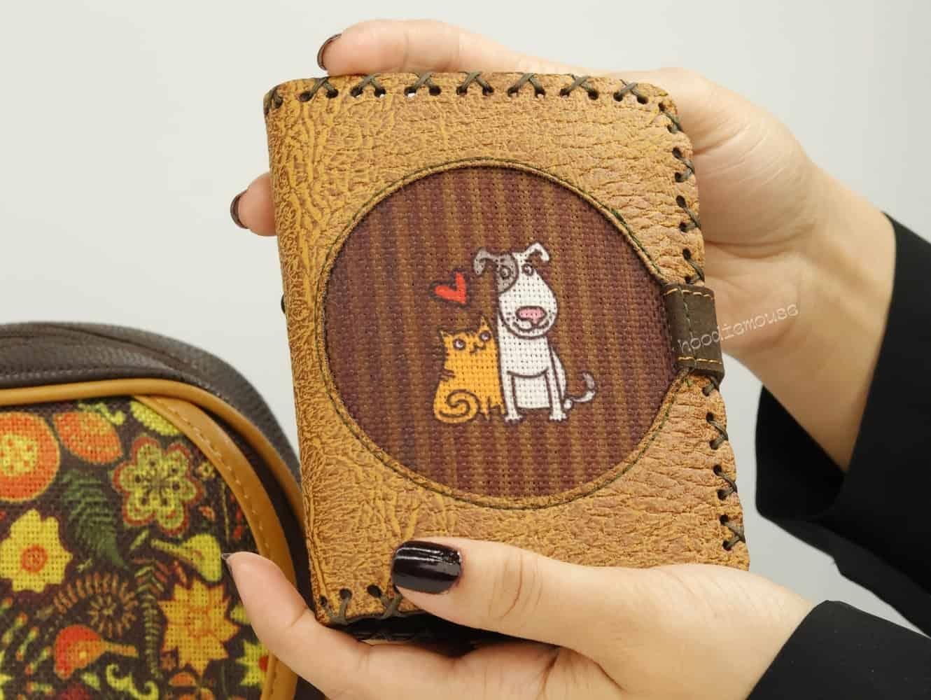 Kedi Ve Köpek Figürlü Küçük Postacı Çanta ve Küçük Cüzdan Kombin (Çanta Kahve, Cüzdan Hardal)