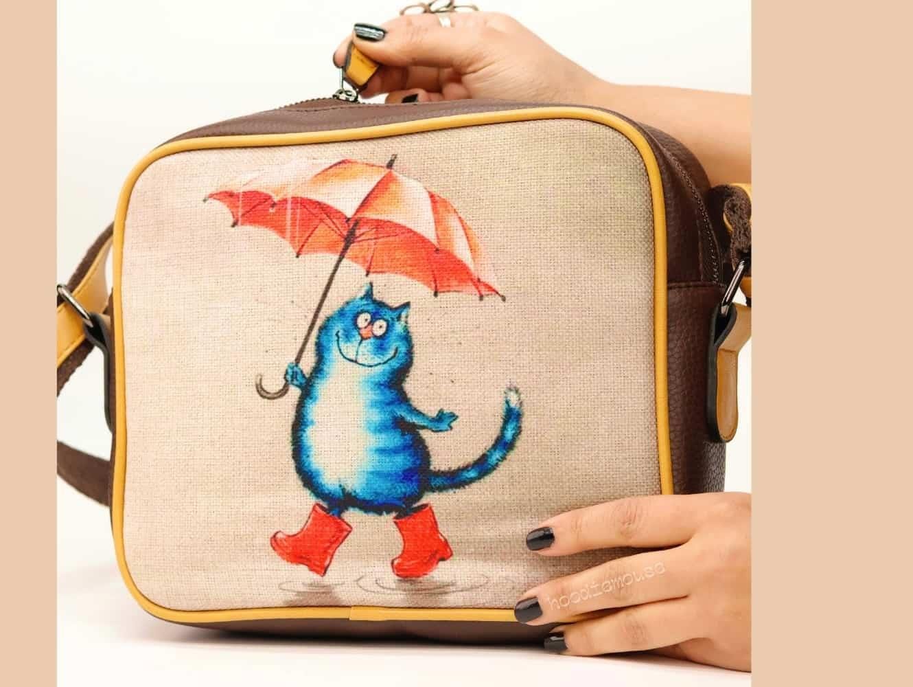 Şemsiye Tutan Kedi Tasarımlı Orta Boy Postacı Çanta / Kahverengi