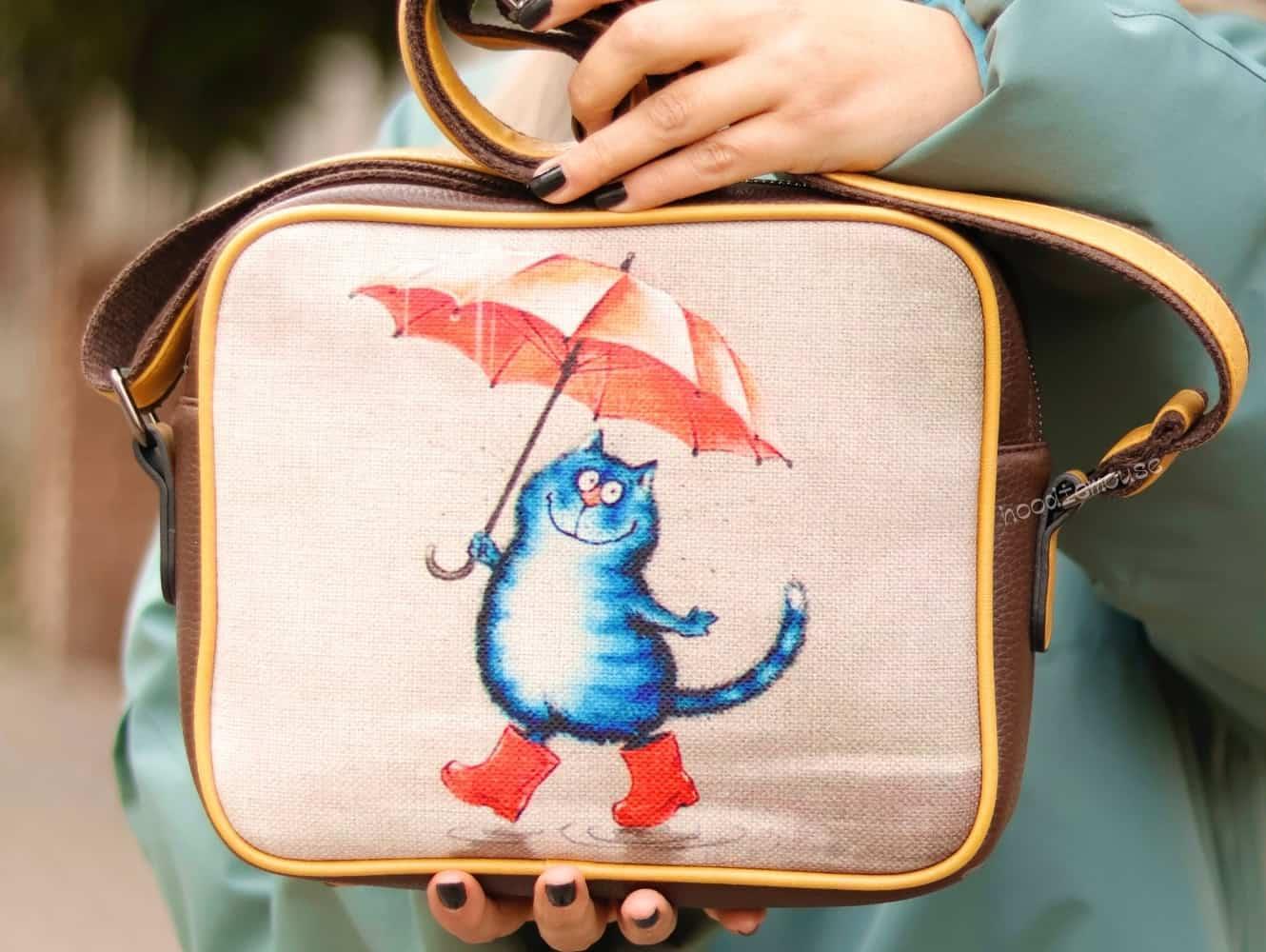 Şemsiye Tutan Kedi Tasarımlı Orta Boy Postacı Çanta / Kahverengi