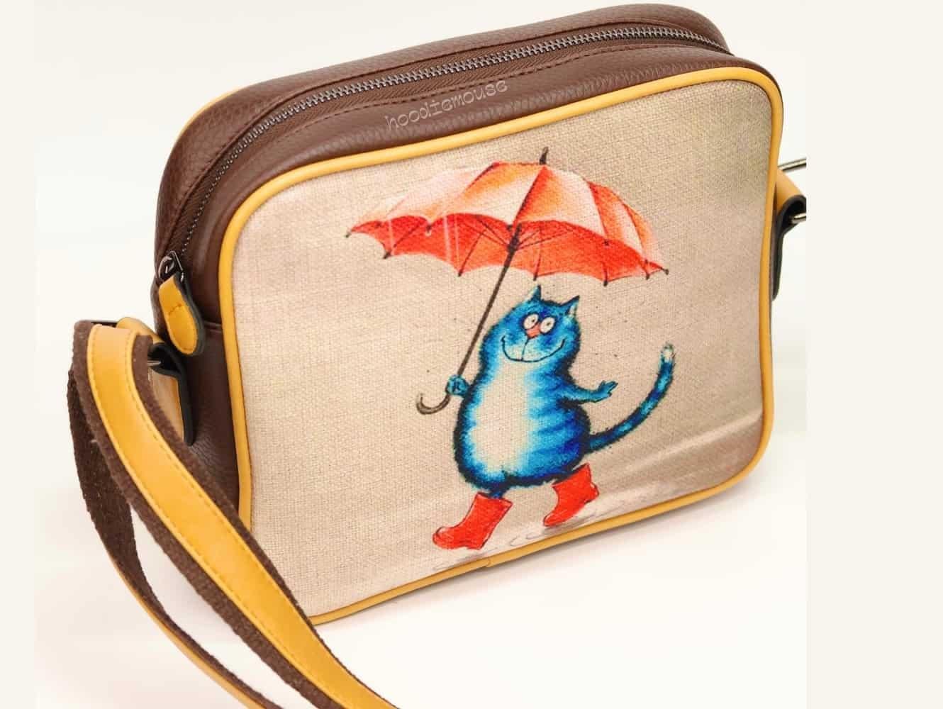 Şemsiye Tutan Kedi Tasarımlı Orta Boy Postacı Çanta / Kahverengi