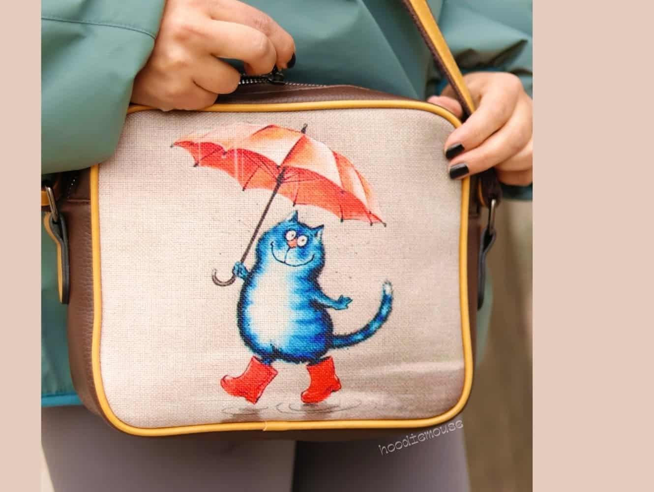 Şemsiye Tutan Kedi Tasarımlı Orta Boy Postacı Çanta / Kahverengi