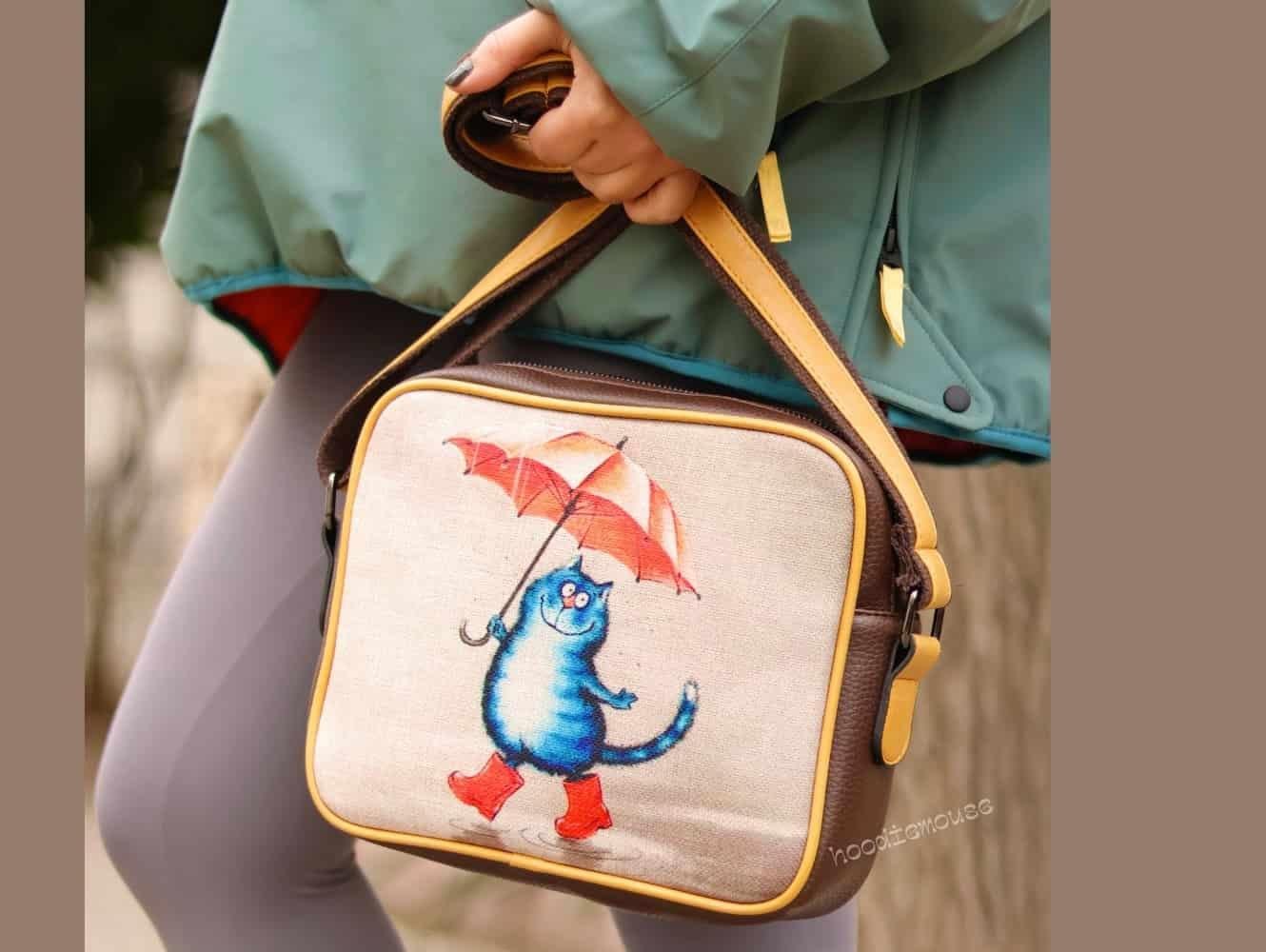 Şemsiye Tutan Kedi Tasarımlı Orta Boy Postacı Çanta / Kahverengi