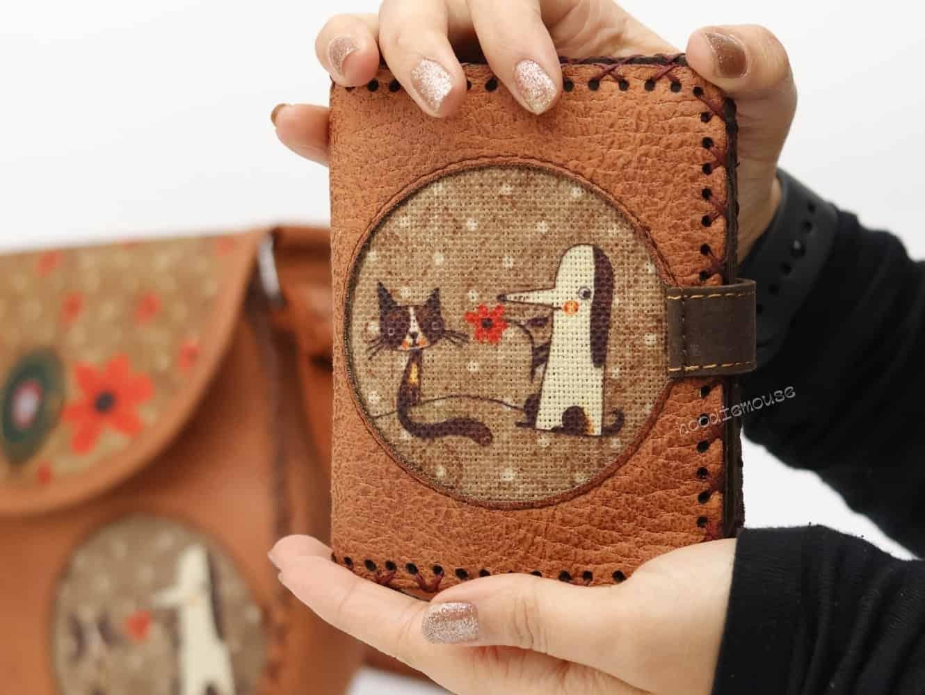 Tilki Figürlü Tasarımlı Capraz Örgulu Kol Cantası ve Cuzdan Kombin – Taba