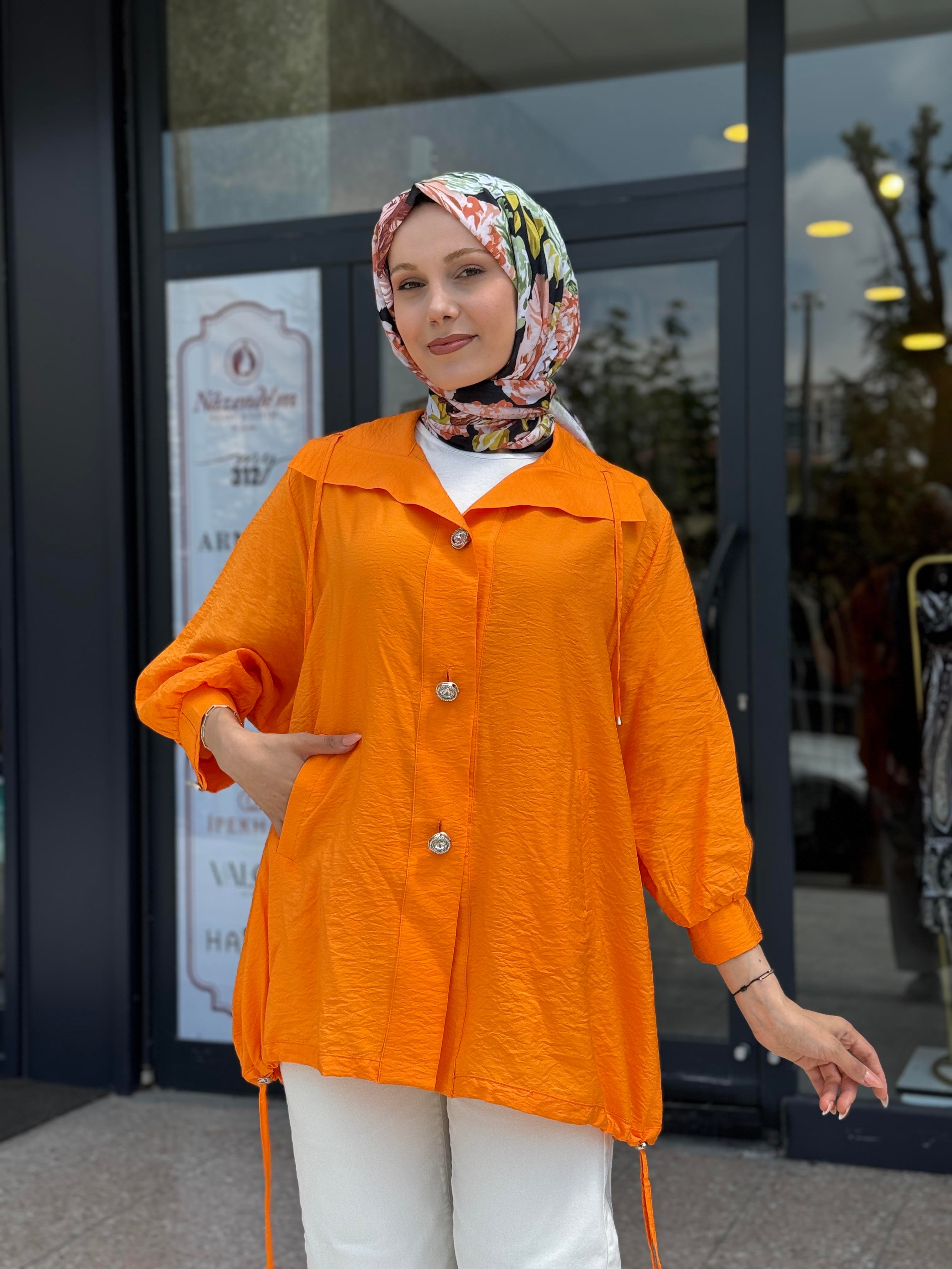 ÖNÜ DÜĞMELİ KAP