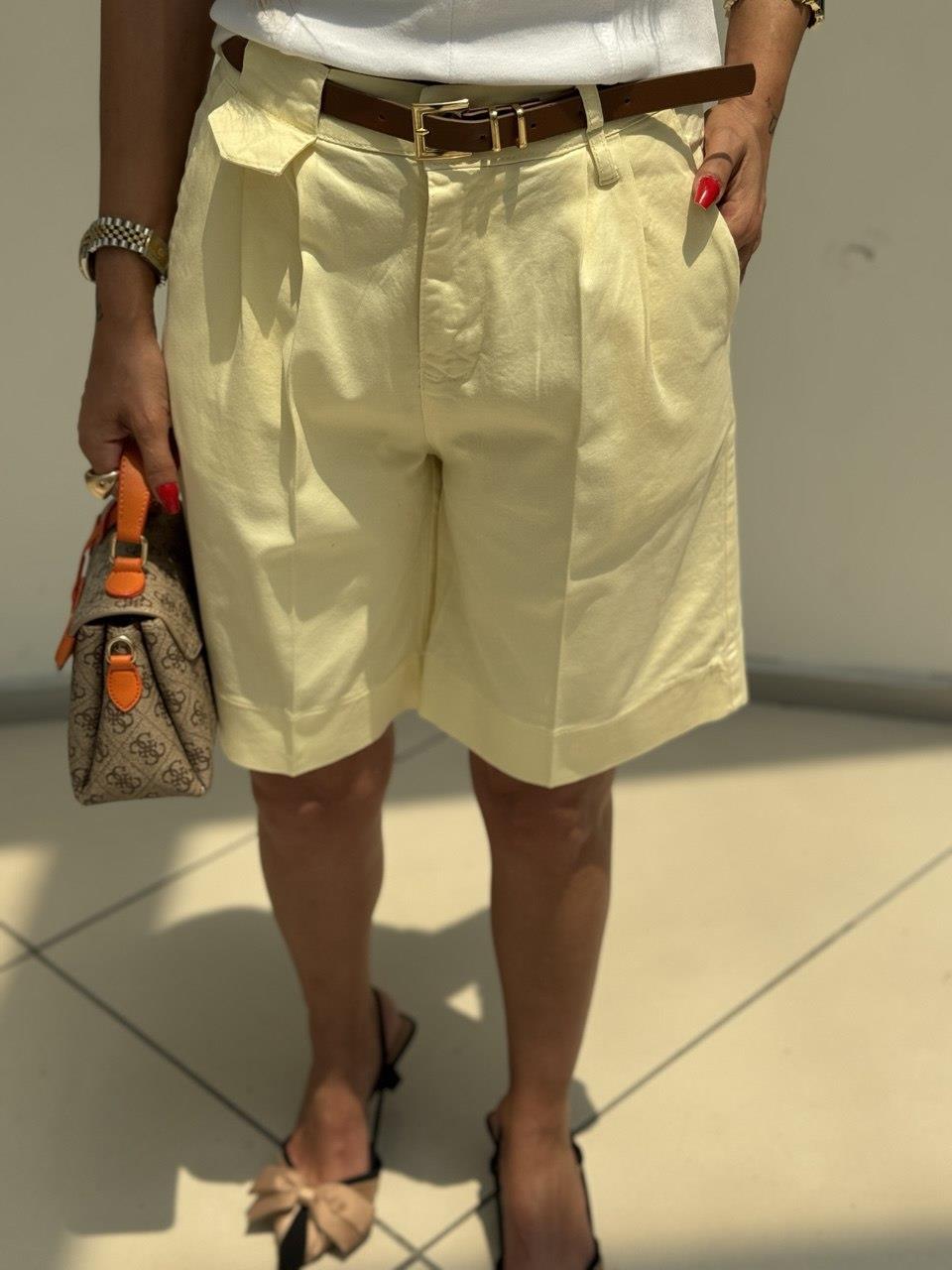 Kemerli Gabardin Şehir Boyu Şort Sarı