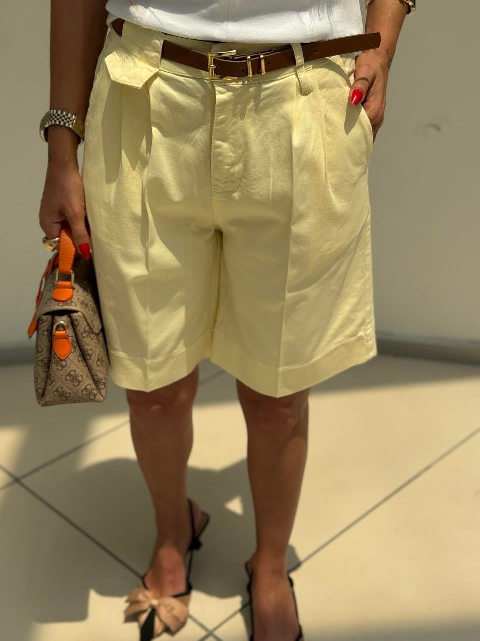 Kemerli Gabardin Şehir Boyu Şort Sarı