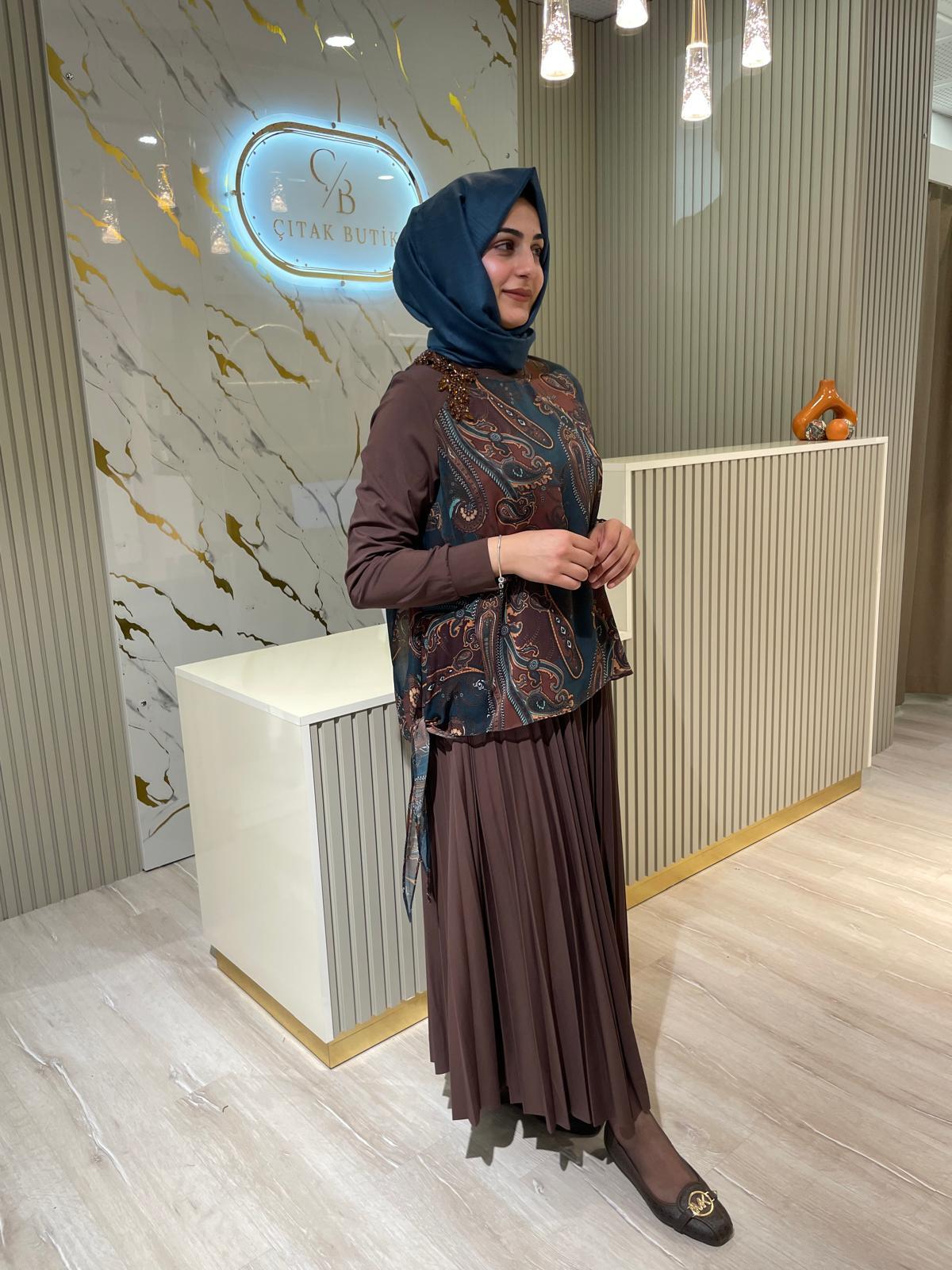 FUAT GÜRŞEN 4307 OMUZU TAŞ İŞLEMELİ DESENLİ TUNİK-KAHVE
