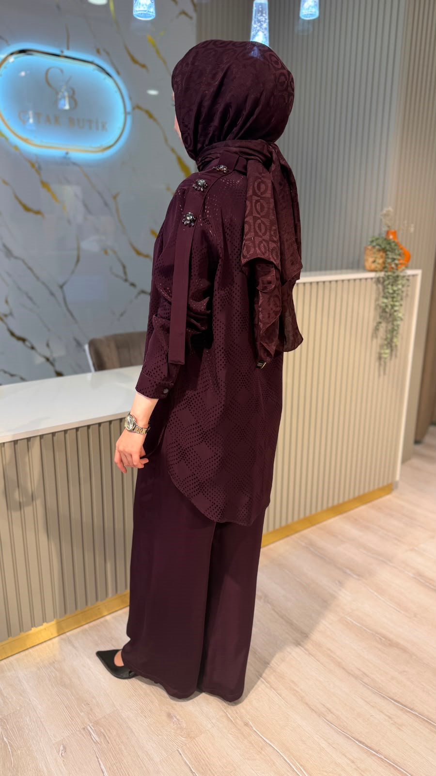 FUAT GÜRŞEN 6201 OMUZ TAŞ DETAYLI PANTOLONLU TAKIM - MÜRDÜM