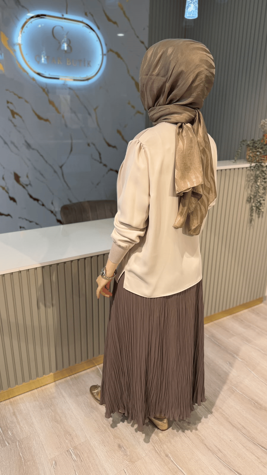GHİSA 004406 BROŞ DETAY BLUZ - BEJ