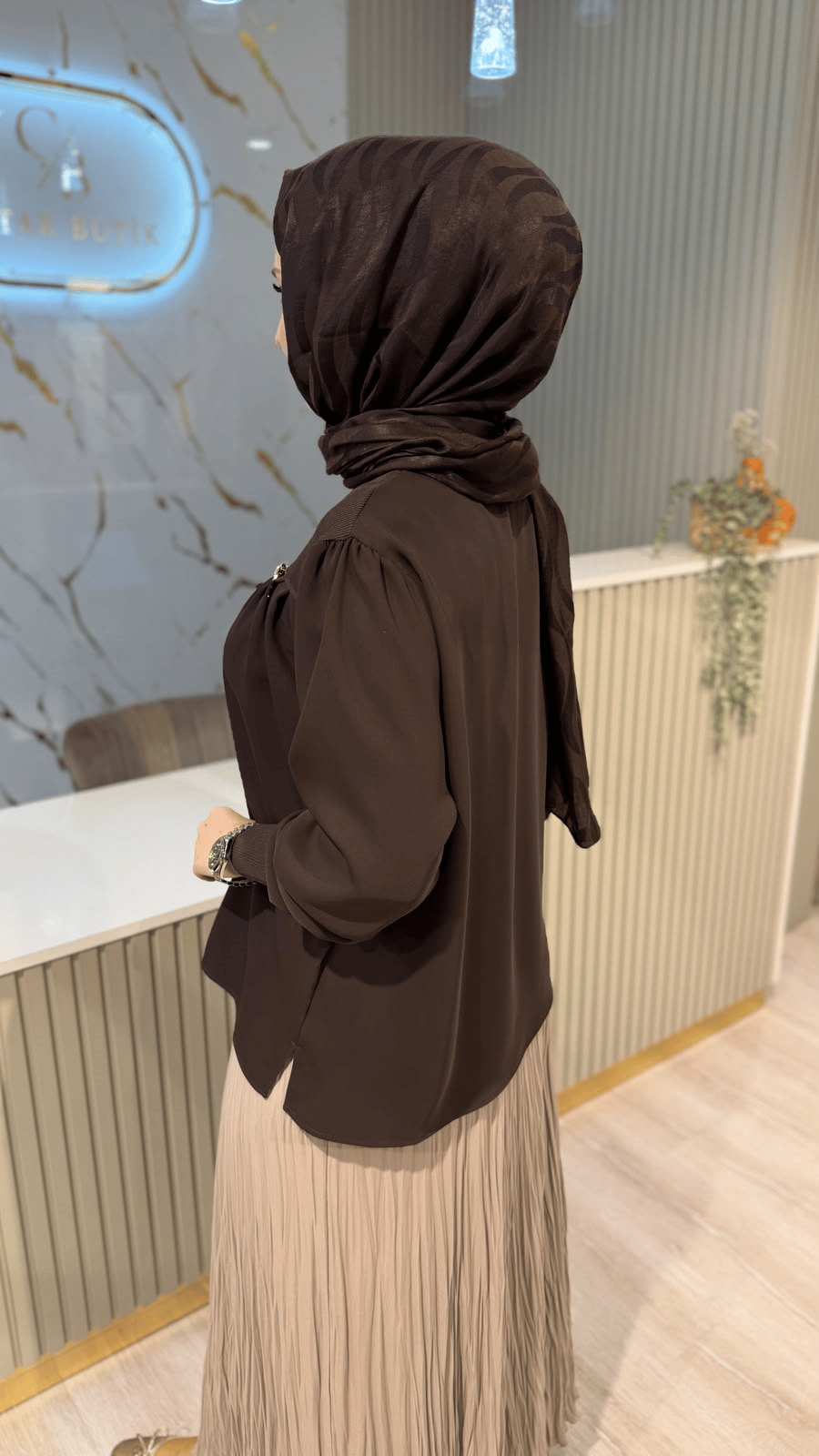 GHİSA 004406 BROŞ DETAY BLUZ - KAHVE