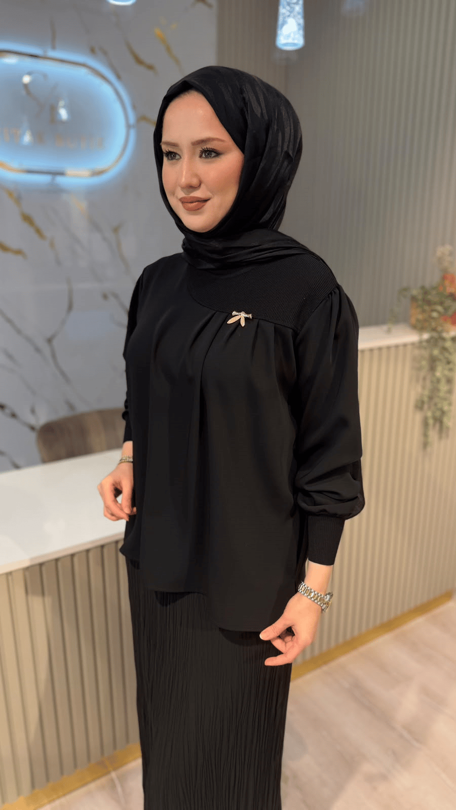 GHİSA 004406 BROŞ DETAY BLUZ -SİYAH