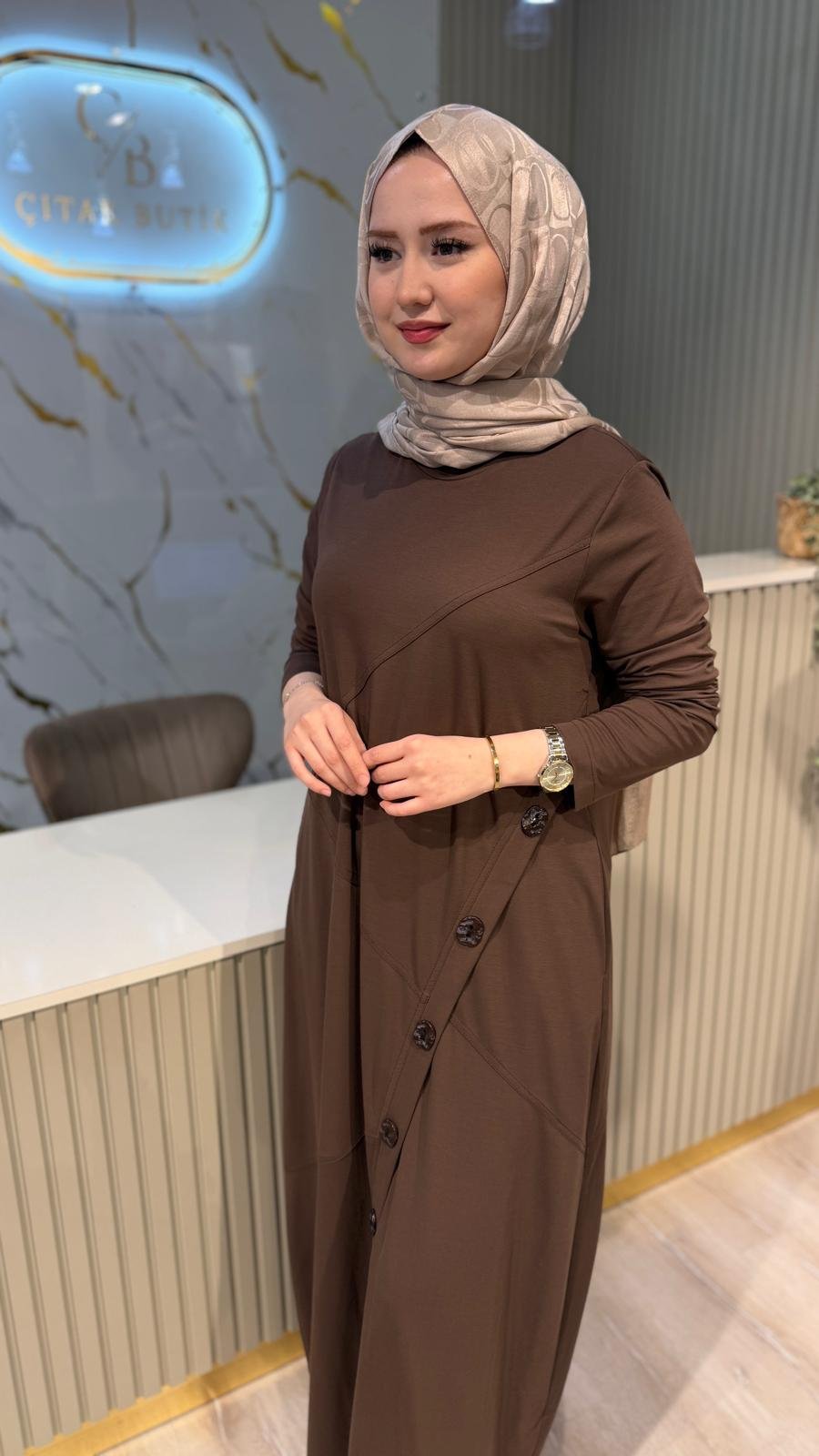 NÇ 26131 DÜĞME DETAY ELBİSE- KAHVERENGİ