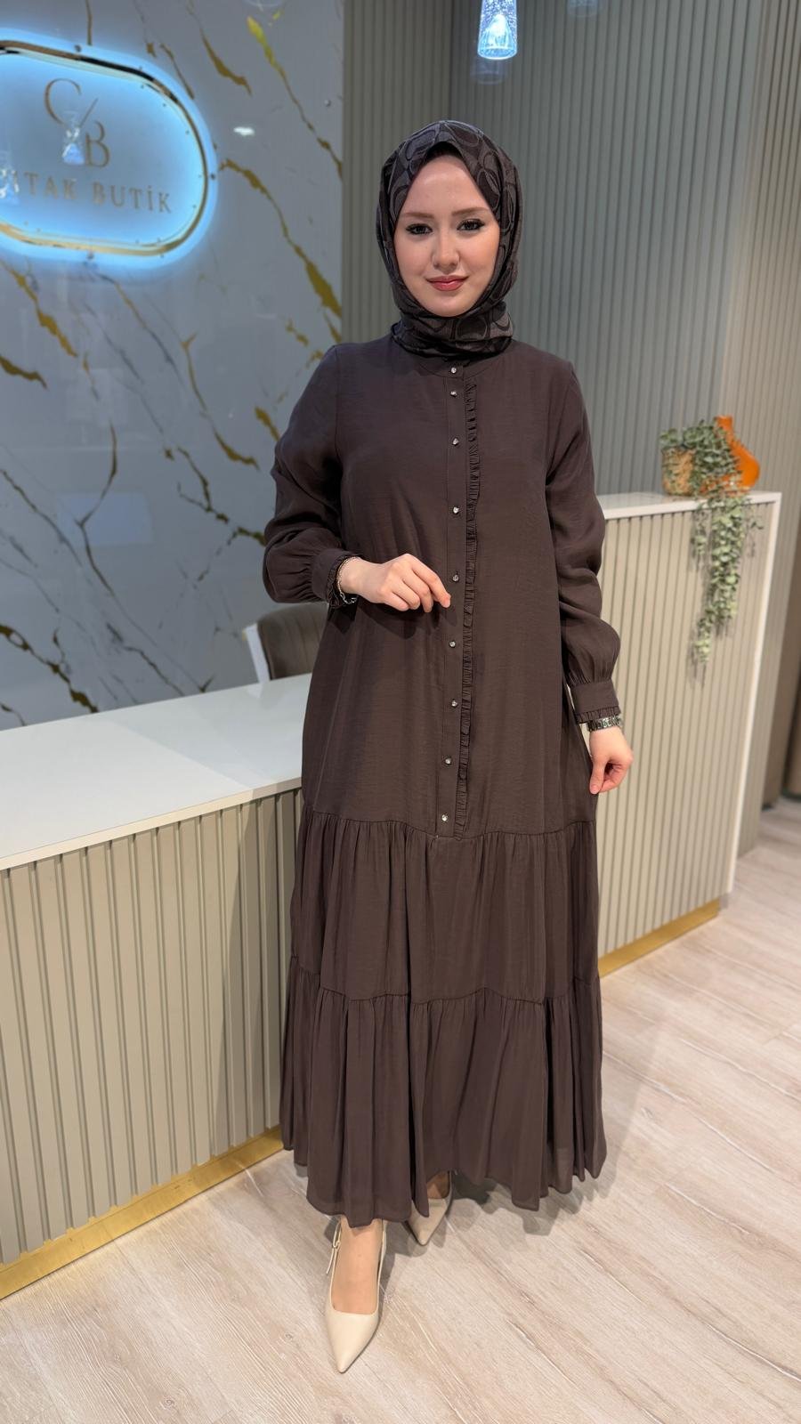 NÇ 26142 TAŞ DÜĞME DETAY KONFORLU ELBİSE - KAHVE