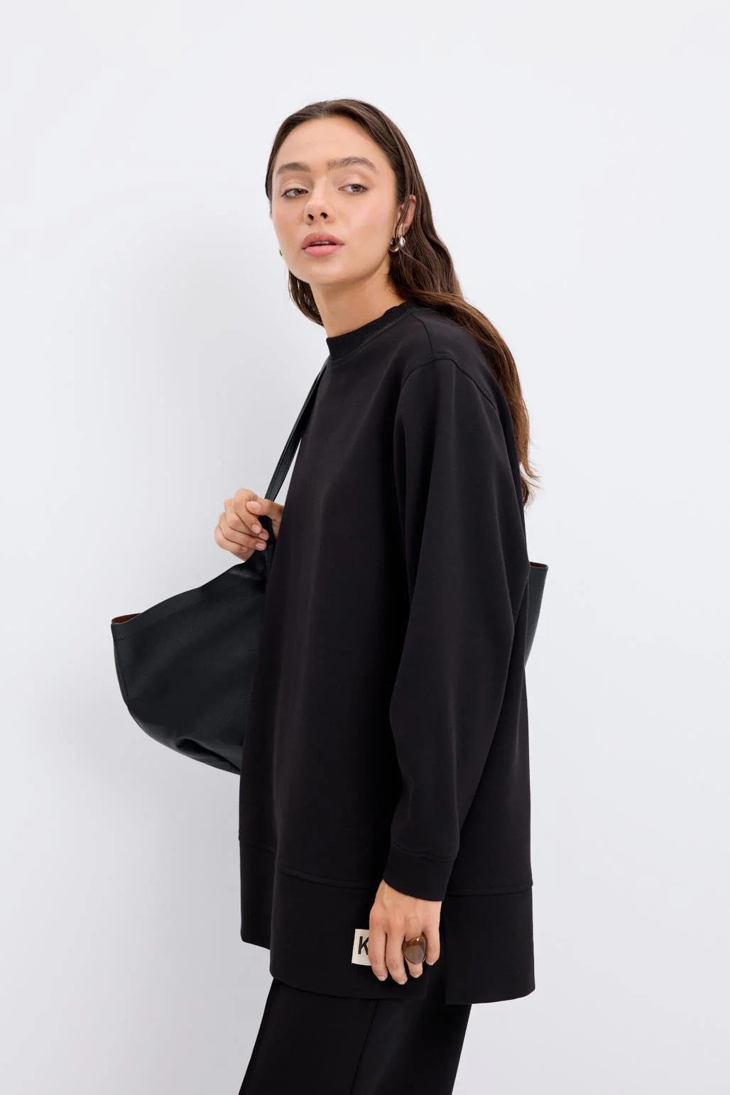 OVERSIZE YANDAN YIRTMAÇLI SWEATSHIRT-SİYAH