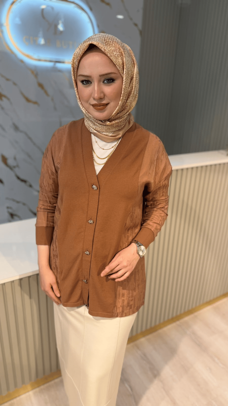 TIĞ TRİKO 21961 KUMAŞ DETAYLI DÜĞMELİ TRİKO HIRKA- KARAMEL