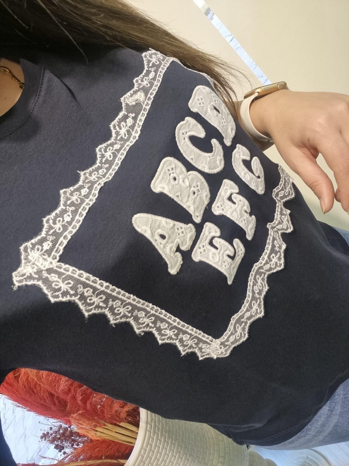 Harf Baskılı Güpür Çerçeve Detaylı Pamuklu Lacivert Tshirt