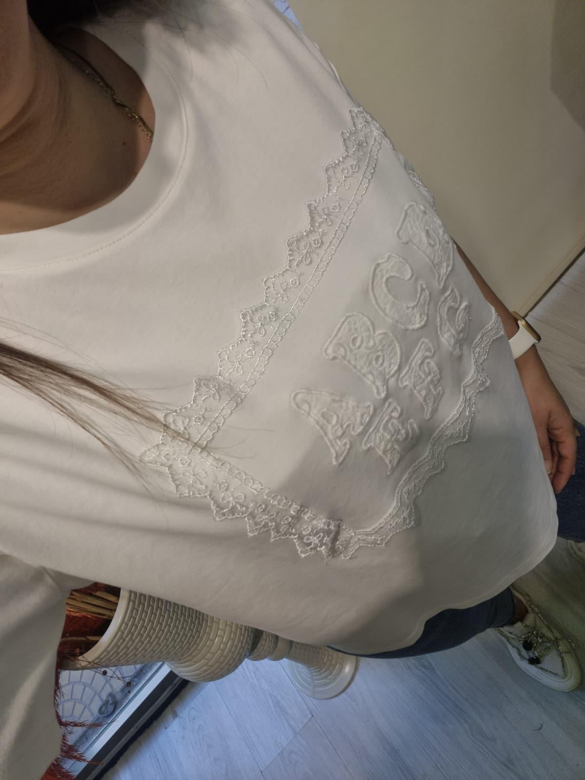 Harf Baskılı Güpür Çerçeve Detaylı Pamuklu Beyaz Tshirt