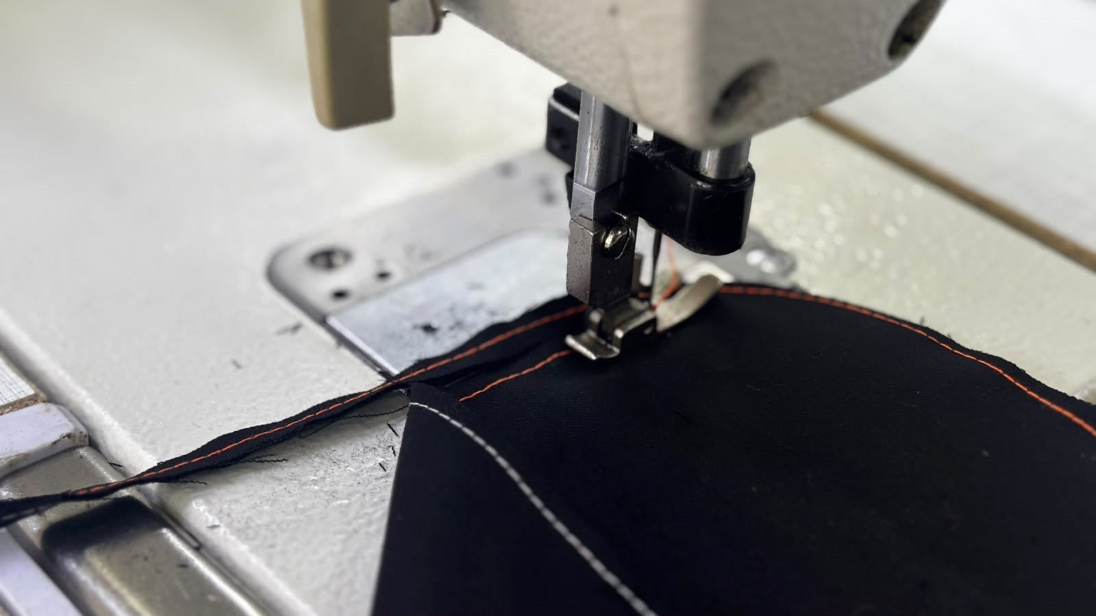 BRODERİ BD-7770 Elektronik kenar bıçaklı düz dikiş makinesi