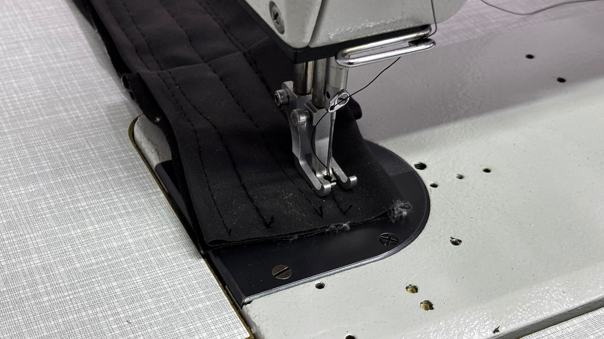 DÜRKOPP ADLER 367 Elektronik çift papuç dikiş makinesi