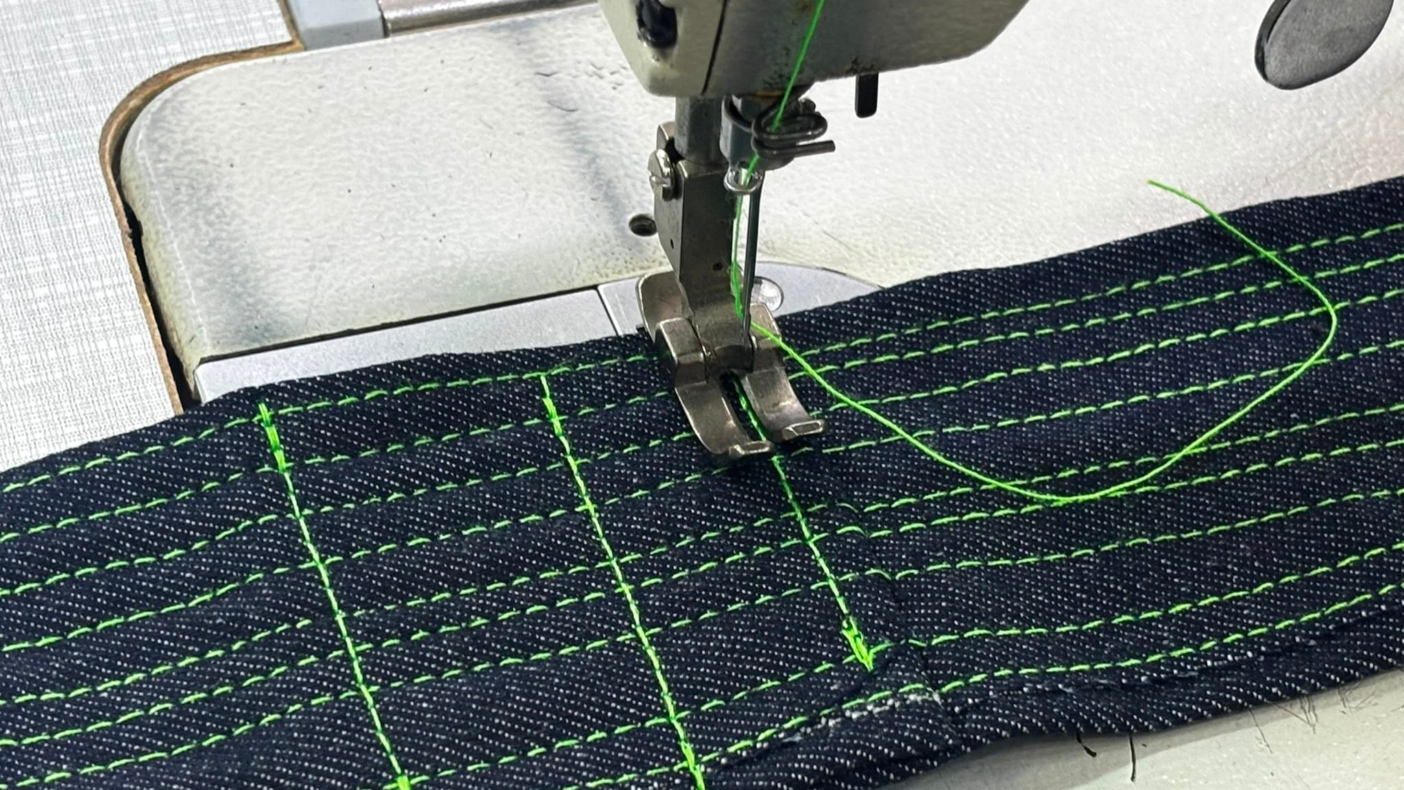 JUKI DDL-5600N-7 | SC-920 |CP-180 Büyük mekik elektronik düz dikiş makinesi