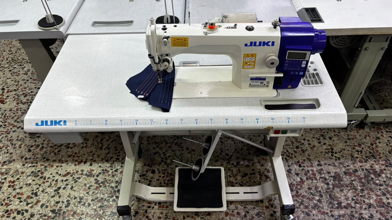 JUKI DDL-7000A-7 Kafadan motorlu elektronik düz dikiş makinesi