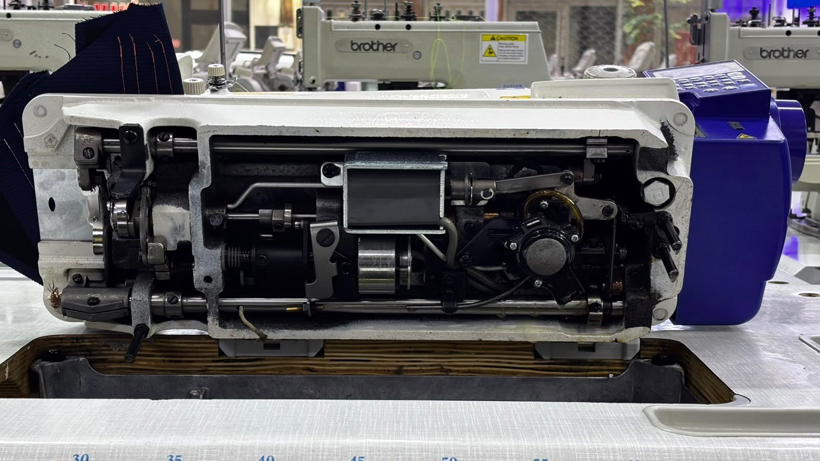 JUKI DDL-7000A-7 Kafadan motorlu elektronik düz dikiş makinesi