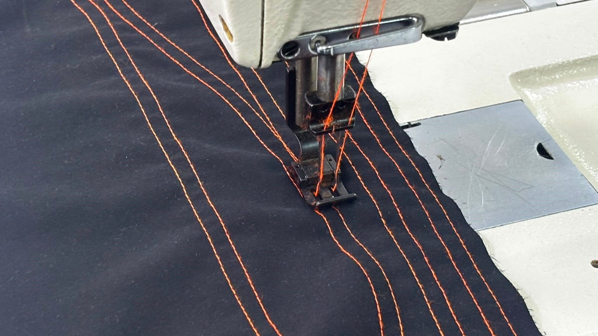 JUKI LH-3126 İptalsiz küçük mekik çift iğne dikiş makinesi