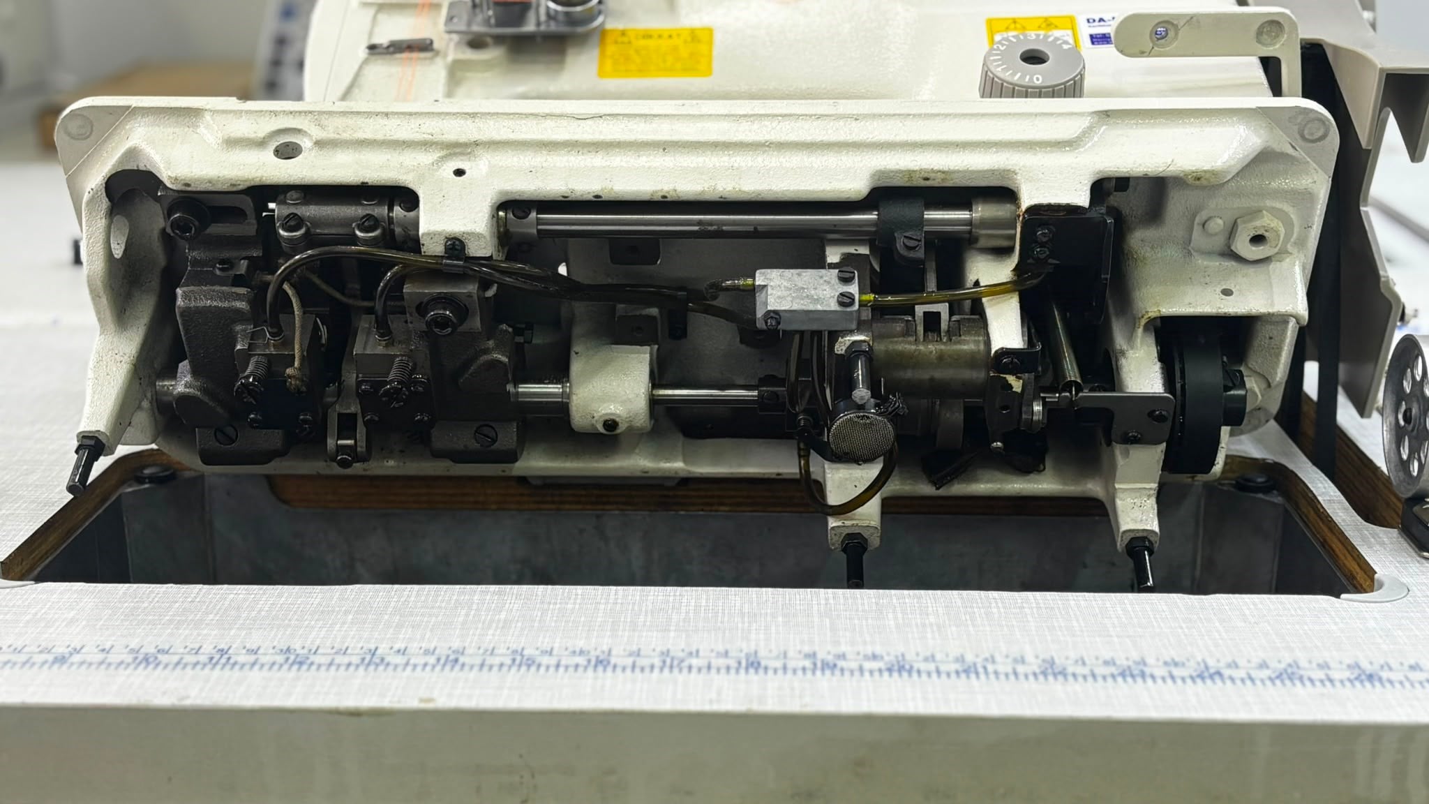 JUKI LH-3126 İptalsiz küçük mekik çift iğne dikiş makinesi