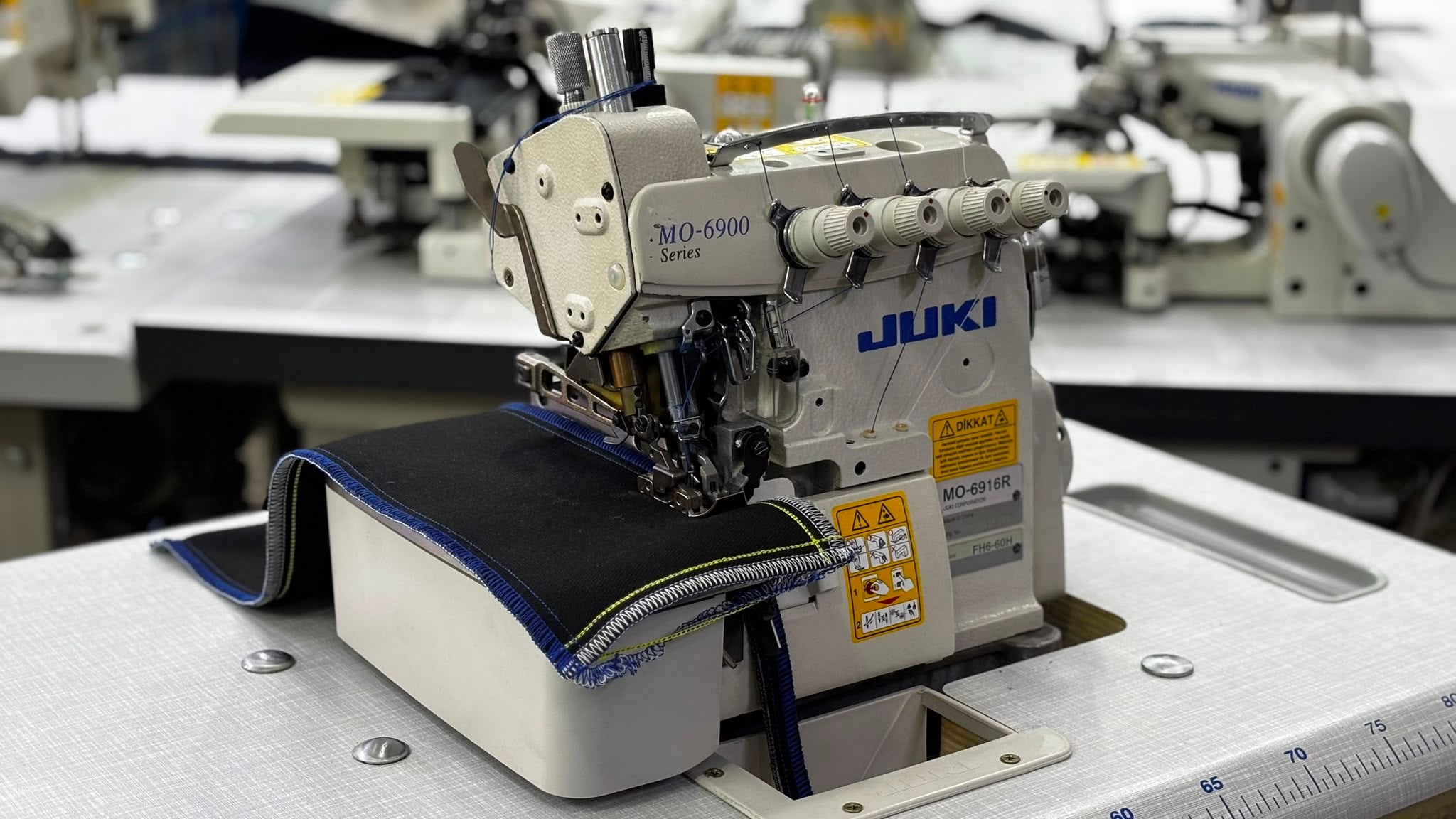 JUKI MO-6916R | FH6-60H | 5 İplik Transportlu kot tipi overlok makinesi