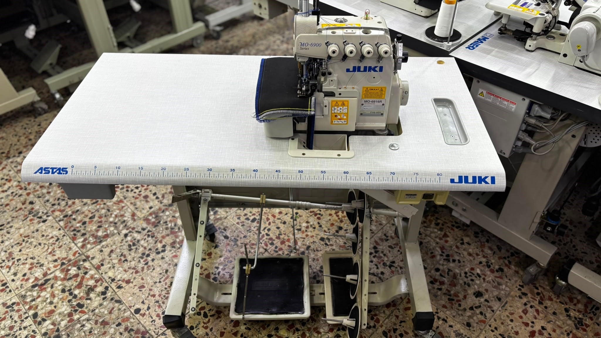 JUKI MO-6916R | FH6-60H | 5 İplik Transportlu kot tipi overlok makinesi
