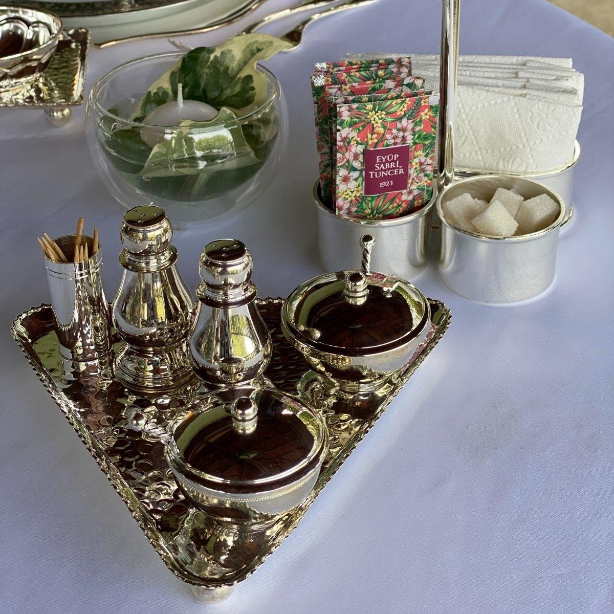 Vega Üçgen Dövülü Tepsili Baharatlık