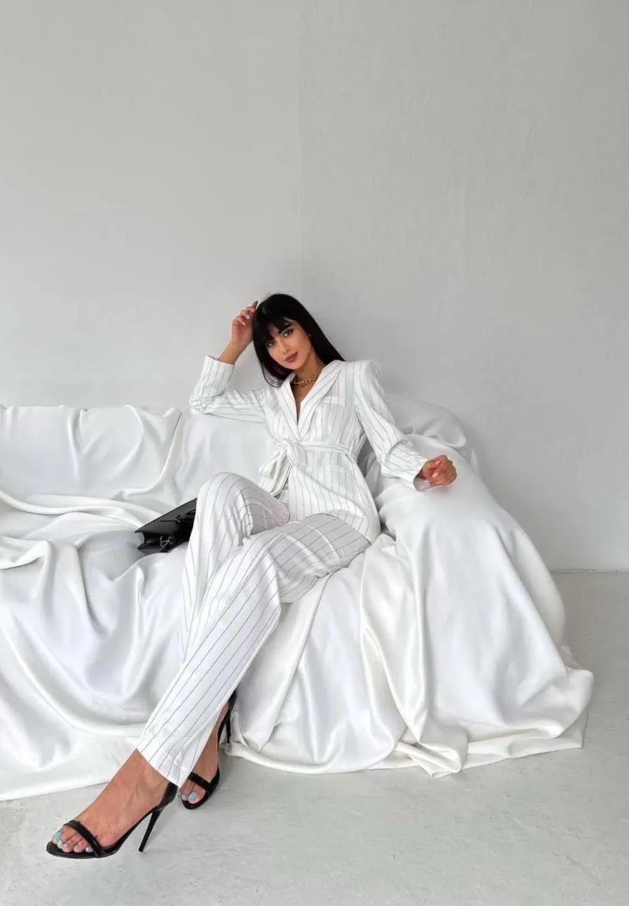Beyaz Çizgili Kuşaklı Blazer Takım