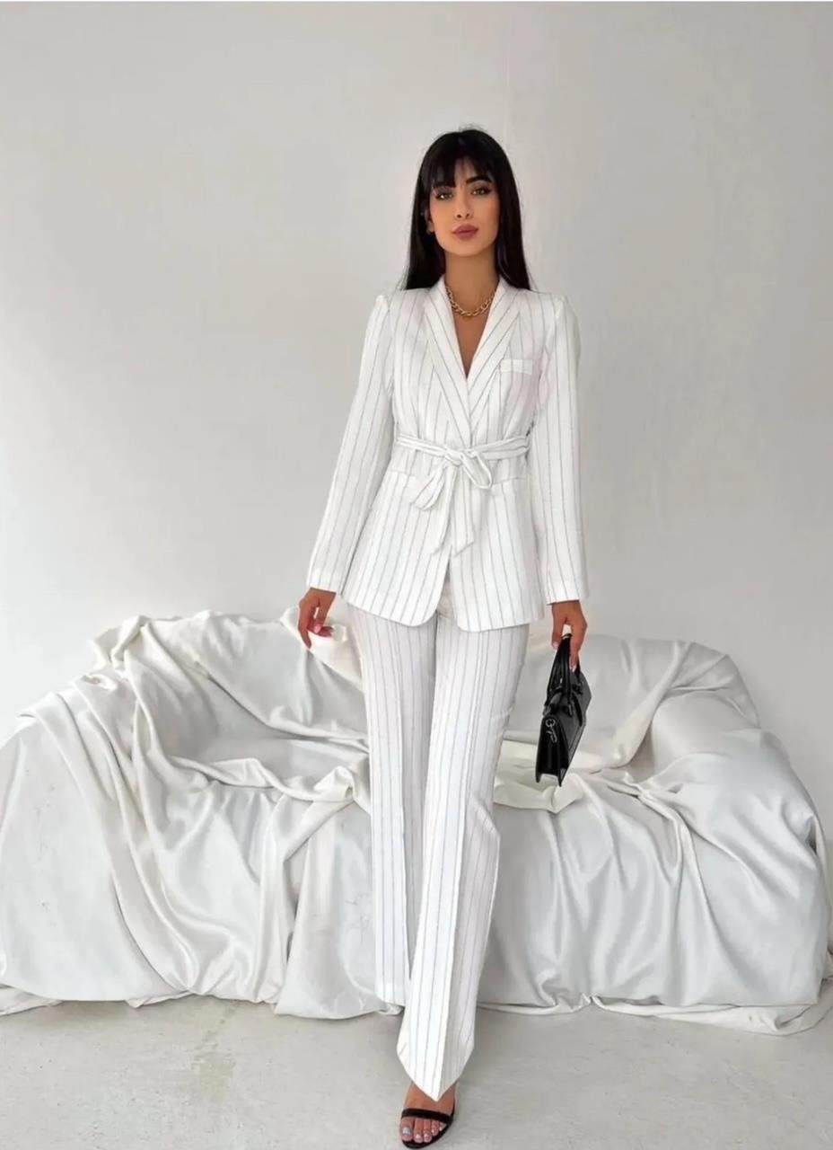 Beyaz Çizgili Kuşaklı Blazer Takım