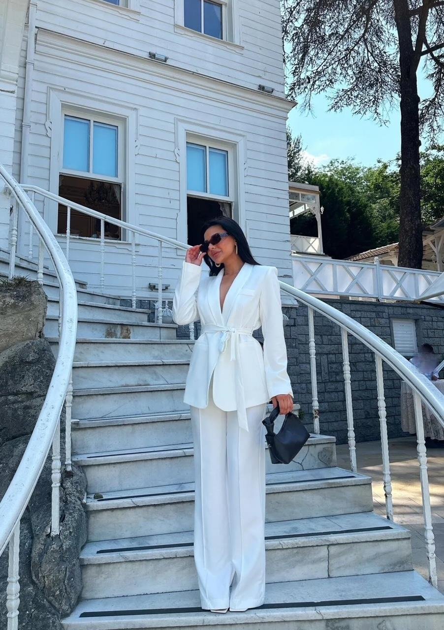 Beyaz Kuşaklı Blazer Takım