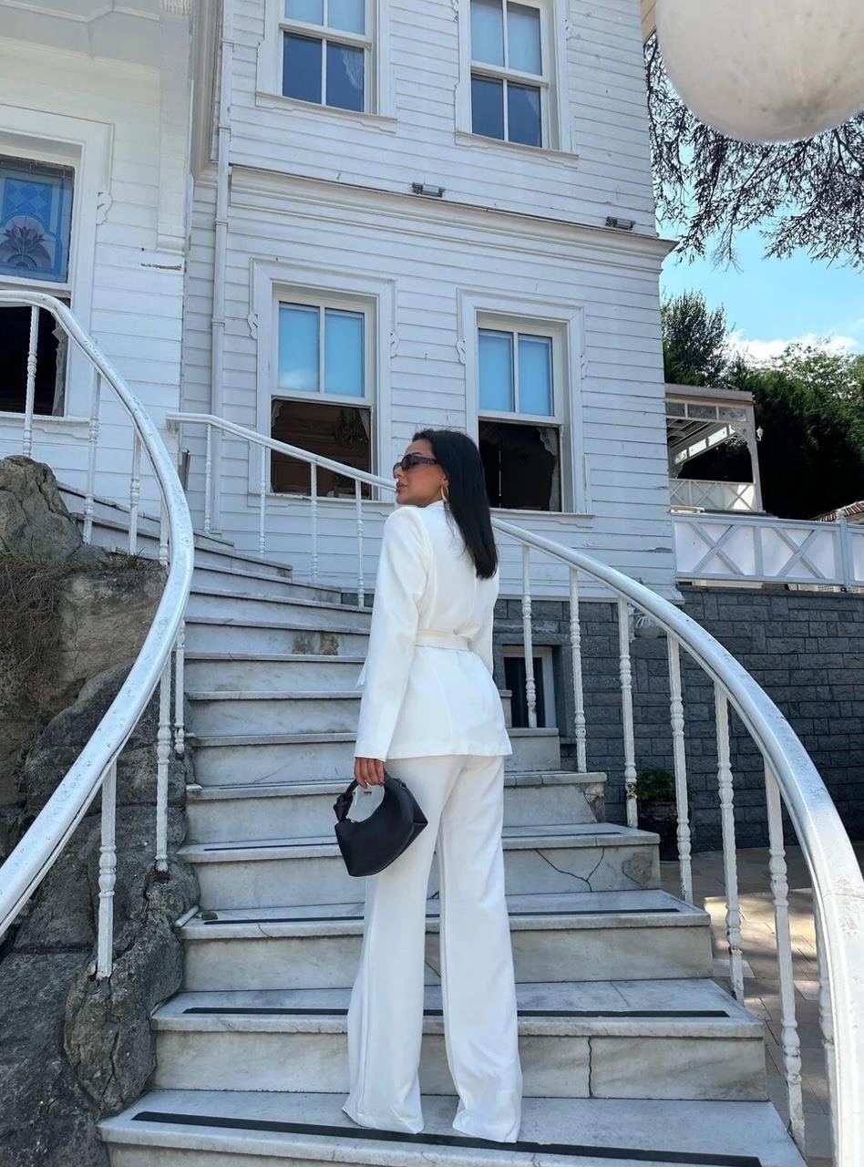 Beyaz Kuşaklı Blazer Takım