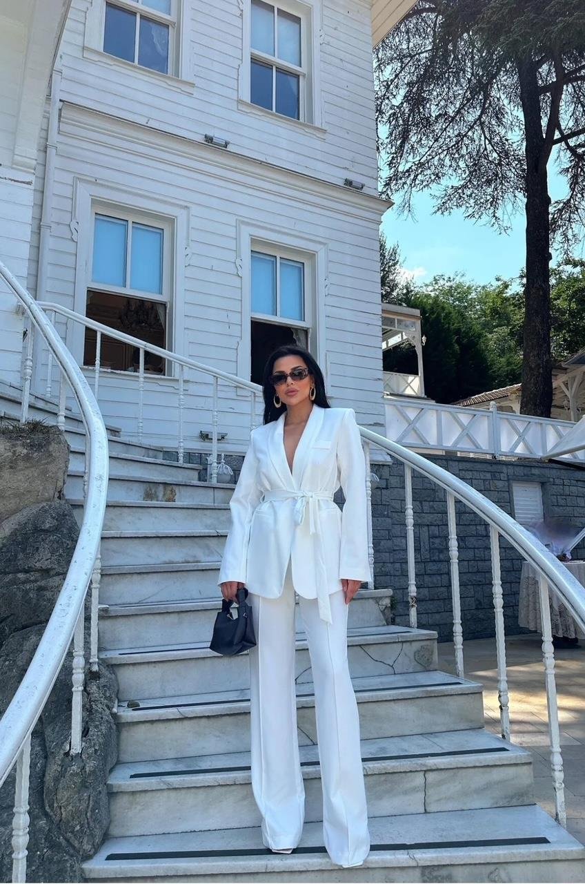 Beyaz Kuşaklı Blazer Takım