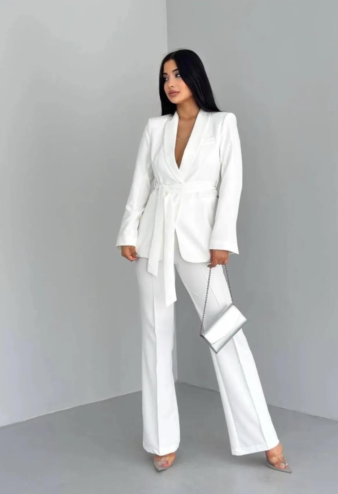 Beyaz Kuşaklı Blazer Takım