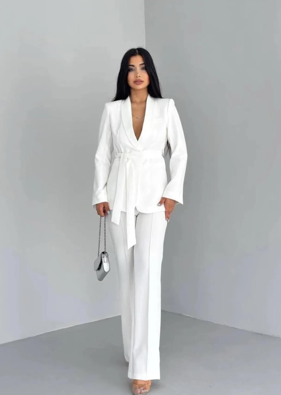 Beyaz Kuşaklı Blazer Takım
