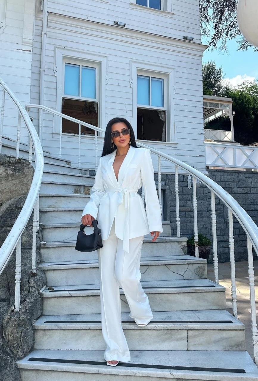 Beyaz Kuşaklı Blazer Takım