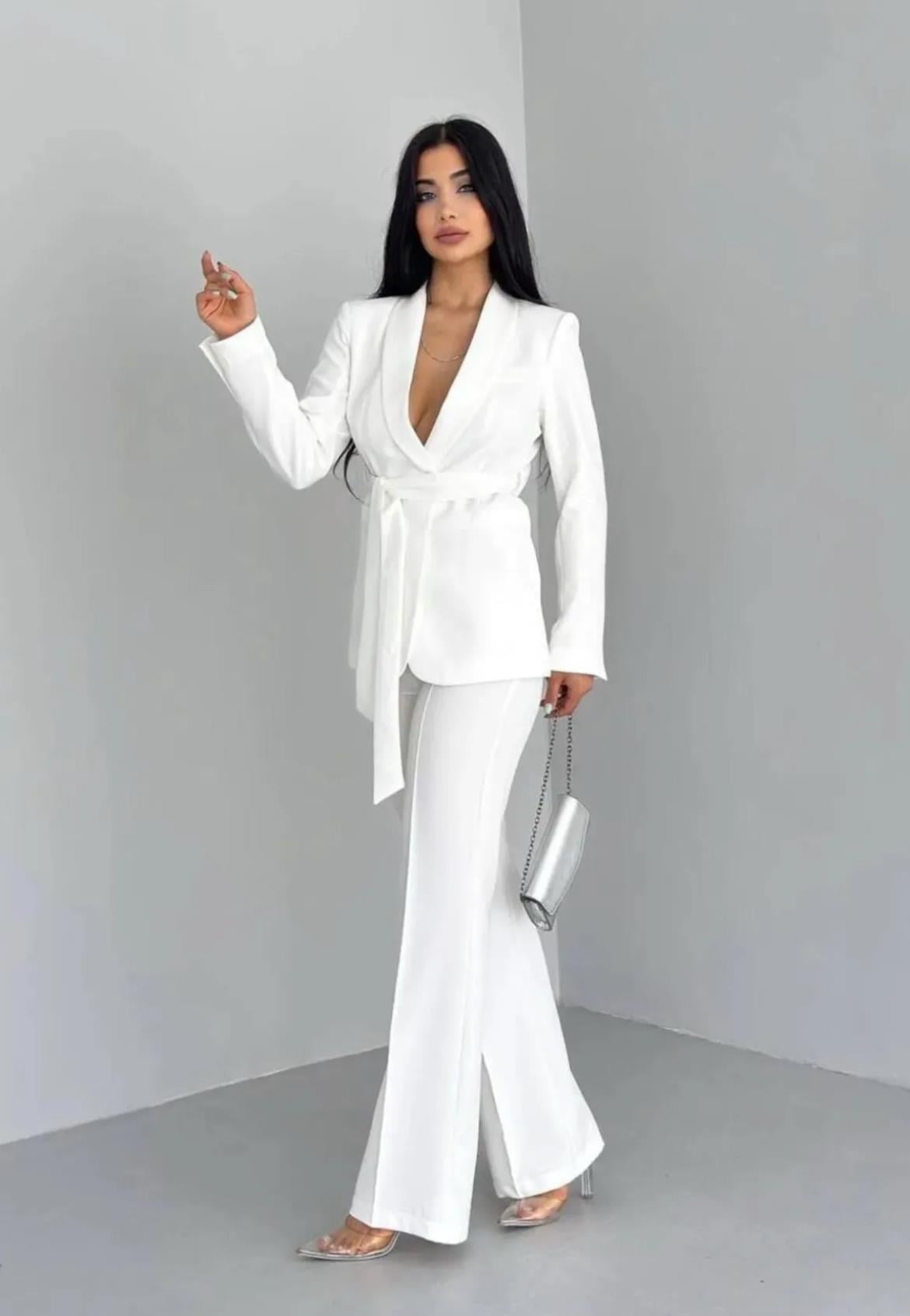 Beyaz Kuşaklı Blazer Takım