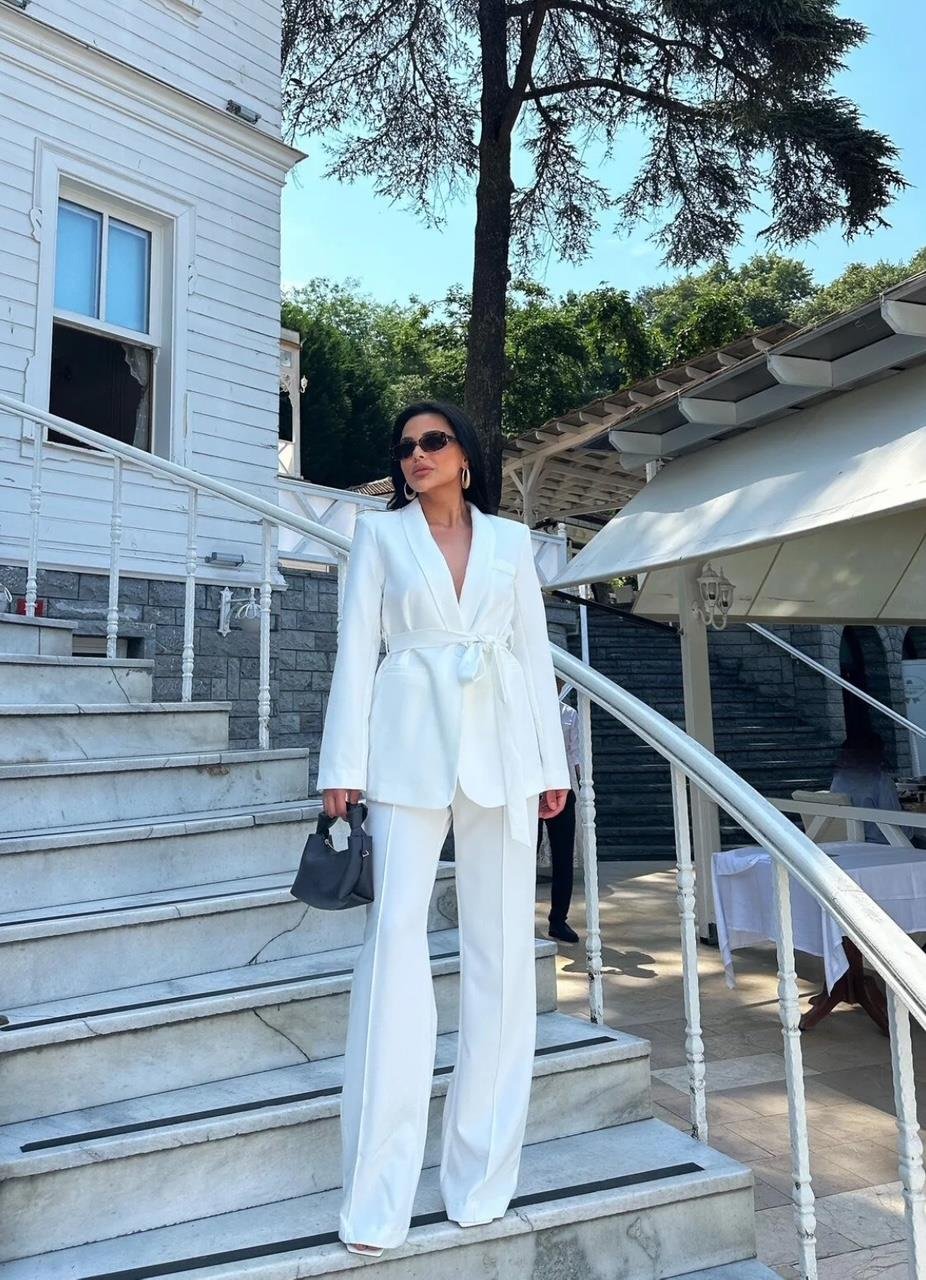 Beyaz Kuşaklı Blazer Takım
