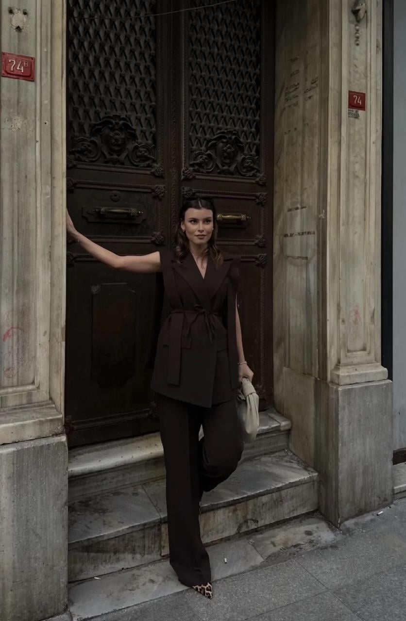 Kahverengi Bağlamalı Yelekli Pantolonlu Blazer Takım