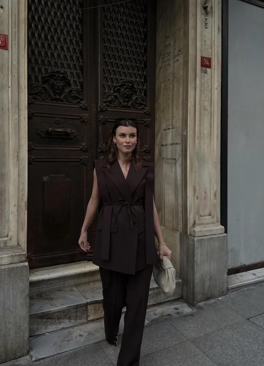 Kahverengi Bağlamalı Yelekli Pantolonlu Blazer Takım