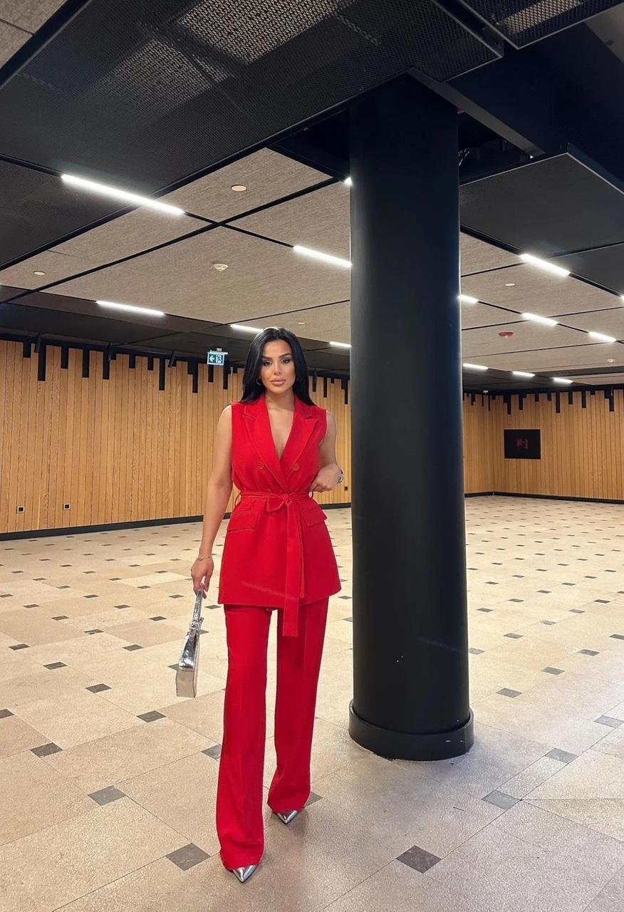 Kırmızı Düğmeli Kuşaklı Yelek Pantolon Blazer Takım