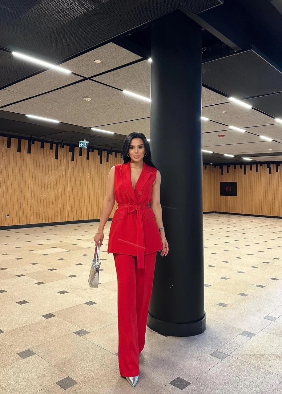 Kırmızı Düğmeli Kuşaklı Yelek Pantolon Blazer Takım