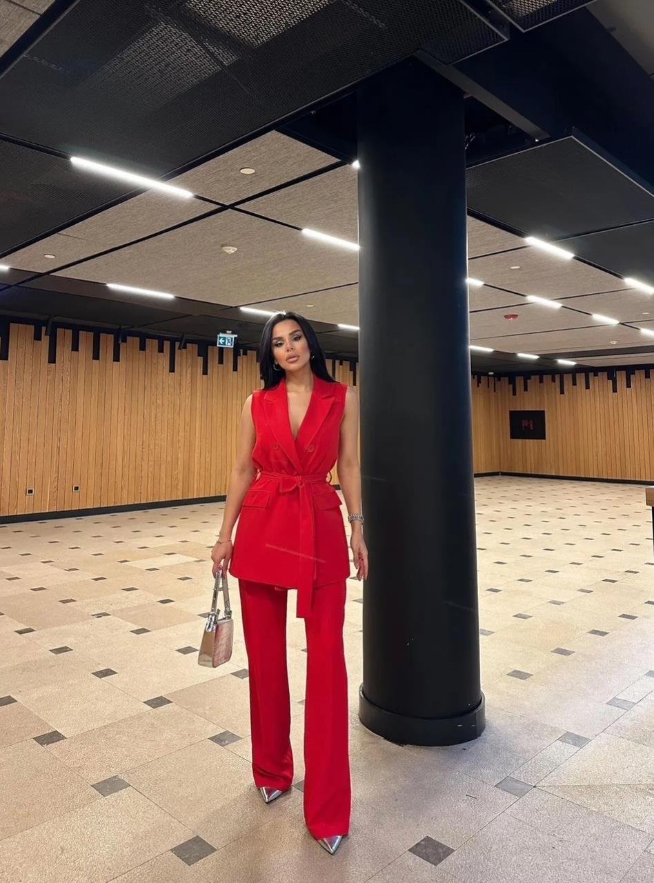 Kırmızı Düğmeli Kuşaklı Yelek Pantolon Blazer Takım